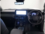 デザインもよく、居心地のよい運転席ですね。分かりやすいスイッチ類ですから操作もしやすく運転をサポートします。ぜひご来店いただき、実際にお座りいただいてステアリングを握ってみてください!