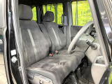 運転席まわりには十分なスペースがあり、大柄な方でもゆったり運転していただける環境です。