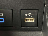 こちらのクルマはUSB接続コネクタも装備されています♪スマホの充電などにお使い下さい。ご旅行中での充電切れも、これなら心配いりませんね!