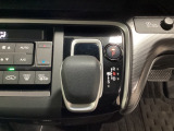 CVT車のセレクトレバーです。低速から高速まで、変速ショックのないスムーズな走りを実現するとともに、エンジン効率のよい領域を維持することで燃費にも貢献します。