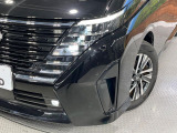 【LEDヘッドライト】悪天候や夜間走行時も良好な視界を確保し安心して運転できる高輝度LEDヘッドライトを装備!点灯速度が早く、消費電力も抑えられています。
