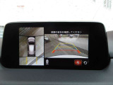 車両の前後左右にある4つのカメラを合成することで、まるでご自身のクルマを空から見ているような俯瞰での映像を映し出してくれます。バック時ももちろんのこと、前進時に視界の悪い交差点でも役に立ちますね。
