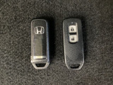 スマートキーを装備しています。鍵を差し込むことなくドアロックの開け閉めと、スタートボタン操作でのエンジンスタートができます。スペアキーも同じものを用意しております。