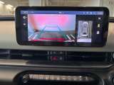 アラウンドビューモニター付きバックカメラで駐車も安全です。360&deg;パーキングセンサーもついているので、しっかり安全を確認できます。