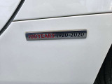 【100周年特別記念車】R360クーペ風の赤白ツートンと内外装、100周年ロゴ、専用エンブレムなどが特徴です。