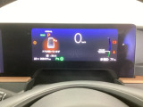 5つのスクリーンを水平配置したパネルを採用しています。人と車の新しい繋がりをデザインしました♪
