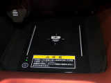 ワイヤレス充電対応のスマートフォンを置くだけでさっと充電できます。充電ケーブルが必要ないので車内がすっきりします。
