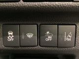 Hondaセンシング用の、VSA(ABS+TCS+横滑り抑制)解除と路外逸脱抑制機能のオンオフスイッチなどはハンドルの右側に装備しています。