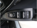 運転席には、ドアミラーの開閉および角度調整、集中ドアロック機能、さらには全ウィンドーの開閉操作を可能にするスイッチが一つに集約。運転中でもスムーズかつ効率的に操作でき、安全性と快適性に役立っています。