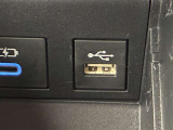 こちらのクルマはUSB接続コネクタも装備されています♪スマホの充電などにお使い下さい。ご旅行中での充電切れも、これなら心配いりませんね!