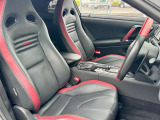 運転席側からの画像になります。座りやすいシートの為、長時間ドライブも疲れを感じにくいです。