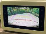 【バックカメラ】駐車時に後方がリアルタイム映像で確認できます。大型商業施設や立体駐車場での駐車時や、夜間のバック時に大活躍!運転スキルに関わらず、今や必須となった装備のひとつです!