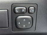 日本の駐車場は幅が広くないところが多くて、乗り降りが大変だったりしますよね。電動ミラーがあれば、室内でミラーをたためるので、駐車するときも便利ですね。