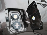 充電ポートリッドを開けると上側が普通充電ポート、下側が急速充電ポートになります。