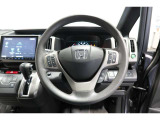 運転中もハンドルでの操作が可能です。特に高速道路等の目が離せない運転時には、便利さだけでなく、安全性も兼ね備えております。