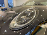 シャープに点灯する4灯式のLEDデイタイムランニングライトを内蔵。対向車からの視認性も高く、安全性とブランドの気品を高次元で両立させた表情を見せます。