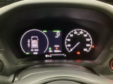 ハイブリット車専用のメーターです。右側の大型スピードメーターに加え、ステアリングスイッチを使って左のマルチインフォメーション・ディスプレイで燃費や動力伝達などの情報が見れるようになっています。