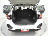 【使い勝手の良い荷室】開口部が広く荷物の出し入れがスムーズに行えます。後席を倒せば広い空間が現れ、日常の買い物から大きな荷物までたっぷりと積載できます。
