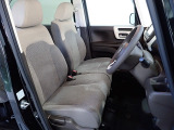 フロントシートはベンチシートです、運転席と助手席の移動が簡単です。真ん中にはアームレストも装備されています! また運転席シートの高さも調整できます。