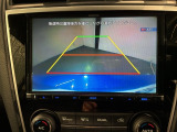 リバースギアに入れるだけで後方の表示へ切り替わります。夜間や雨の日の駐車も楽になりますよ。