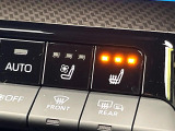 【シートヒーター&ベンチレーション】夏場は涼しい風でお尻や背中の熱やムレを防ぎ、冬はエアコンよりも早く温まってポカポカに!季節を問わず快適に過ごせます。