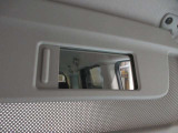 運転席側と助手席側にバニティミラーついていますちょっとした身だしなみが確認できます。