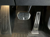 【ペダル】BMWはオルガン式アクセルペダルを採用しています。踏み込む足とペダルが同じ軌跡を描くため、かかとがずれにくく、アクセルコントロールがよりしやすくなるメリットがあります。