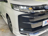 【LEDヘッドライト】悪天候や夜間走行時も良好な視界を確保し安心して運転できる高輝度LEDヘッドライトを装備!点灯速度が早く、消費電力も抑えられています。