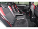 リアシートのセンターア-ムレストには2つのカップフォルダー付き。車内全員がゆったりお過ごしいただけます!!