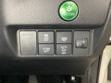 ハンドルの右側にはヘットライトリベライザーとVSA(ABS+TCS+横滑り抑制)の解除スイッチがついています。ヘッドライトリベライザーは道路状況や積荷の加重に応じてライトの高さを調節できます。