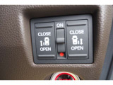 【パワースライドドアスイッチ】運転席から、後部座席の開け閉めが可能なボタンです!ワンプッシュで作動するので、手が塞がっている人などサポートに便利ですね♪