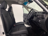 座面も厚みがあり背もたれも高く、広い足元にゆったり座れるシートです。運転席と助手席の間が空いている為、助手席側への移動がスムーズです。交通量の多い道でも助手席側から乗り降りができます。