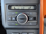 【エアコン】『エアコン装備』の画像になります。暑い夏でも寒い冬でも、車内に快適な空気を届けるので、いつでも快適な車内空間を創り上げます!