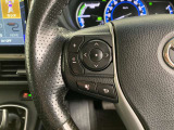 運転中、オーディオの操作をしてて、ハッとしたことはありませんか?ステアリングスイッチは、運転中でもハンドルでオーディオの操作が可能です。安全なドライブをサポートします。