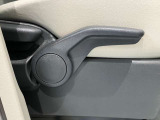 運転席はご自身の適切な運転ポジションへ移動可能なラチェットが付いております。