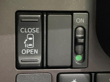 【パワースライドドア】スマートキーや運転席のスイッチでスライドドアの開閉が可能♪電動だから力を入れてドアを開ける必要が無く、小さいお子様でも、重い荷物を持っている時もラクに開け閉めできます♪