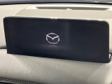 【10.25インチマツダコネクト】車内の雰囲気にマッチした大型ディスプレイ。スマホ接続でのナビ使用やBluetooth再生等、様々な機能が楽しめます。直感的なダイヤル操作が可能で、使い勝手も良好です。