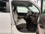 座り心地もよく運転しやすい専用シートになりますので空間の広さ含めて是非実車にてご体感下さいませ!