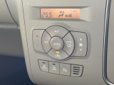 【オートエアコン】一度お好みの温度に設定すれば、車内の温度を検知し風量や温度を自動で調整。暑い&hellip;寒い&hellip;と何度もスイッチ操作をする必要はありません。快適な車内空間には必須の機能ですね♪