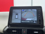 上空から見下ろしているかのような映像をディスプレイに映し出し、スムースな駐車をサポートします。画面は「トップビュー」のほか「サイドブラインドビュー」への切り換えが可能。ますます安心です