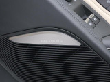 13個のスピーカーとトータル550Wのパワーアンプが迫力あるサウンドを提供。アルミトリム付きのスピーカーやLEDのイルミネーションがクオリティの高さを表現。