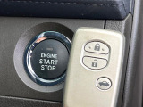 【キーレス】少し離れた場所からでもボタン一つでドアの開錠・施錠ができるのでとっても便利!ドアの鍵穴周りに傷をつけることもありません♪