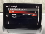 車間認知支援システムは、カメラやレーダーを用いて前方車両との距離を監視・計測し、車間距離の維持や衝突リスクの警告、自動速度調整を行う先進運転支援システム(ADAS)の機能です