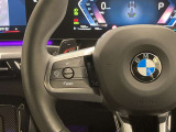 【ハンドル】ドライバーとBMW車の一体感がダイレクトに伝わるステアリングホイール。形状・太さへの拘りに加えて、操作性を高める為にスイッチ類も配置。クイックかつ安定のドライビングを体感下さい!