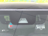 【ホンダセンシング】走行中に前方の車両等を認識し、衝突しそうな時は警報とブレーキで衝突回避と被害軽減をアシスト。より安全にドライブをお楽しみいただけます。