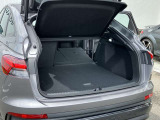 開口部が低く設定されているので、荷物の積み下ろしがスムーズに行えます。更に分割可倒式リアシートの採用でシートのバックレストを倒すと、大きく長い荷物も積み込めます。