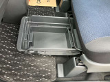 助手席下にも収納があります!