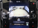 後方映像を11.6インチディスプレイに表示し、ステアリング連動ガイドラインが駐車をサポート。さらに後退時はリヤ4センサーが障害物を検知し、必要に応じてブレーキが作動します。