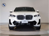 【BMWの伝統】BMWの特徴的な&ldquo;キドニーグリル&rdquo;は、80年以上続く伝統の形でございます。変わらないこだわりのデザインが、プレミアムブランド&ldquo;BMW&rdquo;を創り出します。