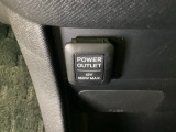 アクセサリーソケットはUSBのアダプターなどをつければ、スマホの充電にも使えます。周辺には物が置けるボックスがついています。